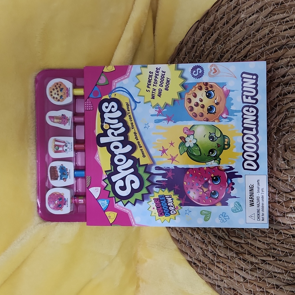 SHOPKINS DOODLING FUN BOOK.